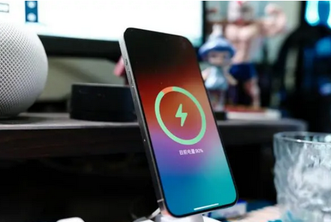 江城苹果15换屏服务分享用什么充电器给iPhone15充电更好 